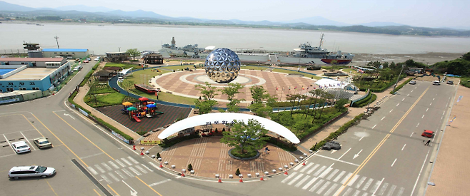 퇴역 고속함을 육상에 설치해 조성한 테마공원인 ‘김포함상공원’            사진제공｜한국관광공사