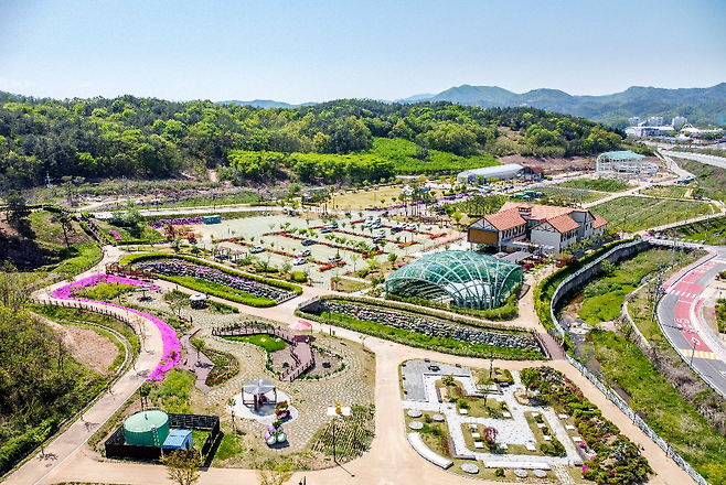 충북 영동 특화 자원이 과일과 과인, 일라이트를 테마로 한 체류형 여행지인 ‘레인보우힐링관광지’       사진제공｜한국관광공사