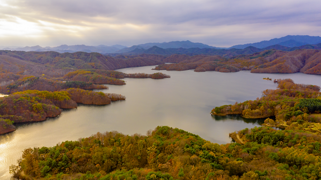2000년 횡성댐이 완공되면서 생긴 인공호수 횡성호 둘레길을 활용한 관광지 ‘횡성호수길 5구간’  사진제공｜한국관광공사