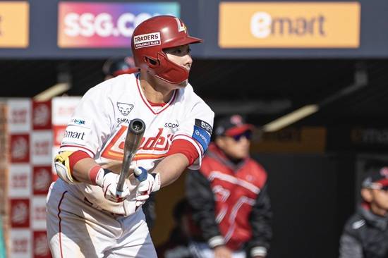 SSG 랜더스 투수 정동윤과 외야수 최준우가 16일 문학 LG전에서 각각 무실점 투구와 결승타로 활약해 팀 승리에 이바지했다. SSG 랜더스