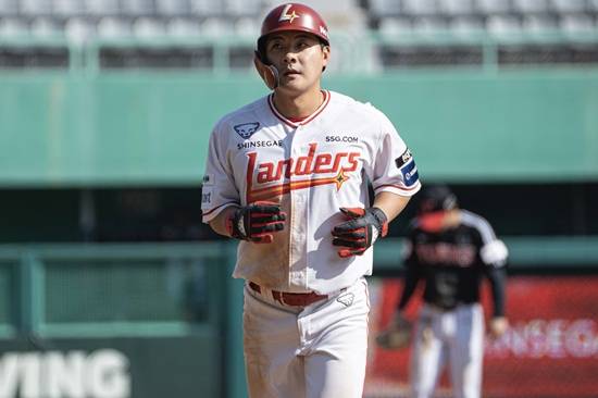 SSG 랜더스 투수 정동윤과 외야수 최준우가 16일 문학 LG전에서 각각 무실점 투구와 결승타로 활약해 팀 승리에 이바지했다. SSG 랜더스