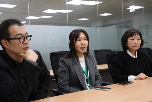 연합뉴스와 인터뷰 중인 배진시 몽테뉴해외입양연대 대표(가운데) 왼쪽이 이승훈 몽테뉴해외입양연대 사무국장, 오른쪽이 권희정 미혼모아카이빙과권익옹호연구소 소장 [촬영 진성철 기자]