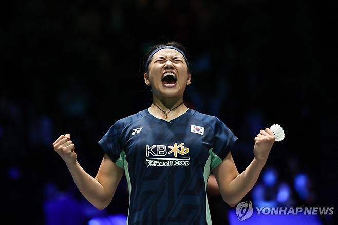 2년 만에 전영오픈 정상에 복귀하고 포효하는 안세영   [AFP=연합뉴스]
