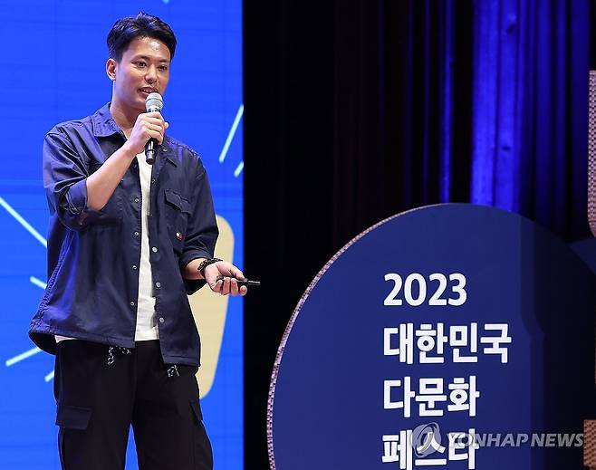 2023 대한민국 다문화 페스타, 강연하는 수잔 샤키야 (서울=연합뉴스) 14일 서울 강남구 코엑스에서 열린 대한민국 다문화 페스타에서 네팔 출신 방송인이자 '지극히 사적인 네팔'의 저자인 수잔 샤키야가 강연을 하고 있다. 2023.10.14 [대한민국 다문화 페스타 사무국 제공. 재판매 및 DB 금지] photo@yna.co.kr