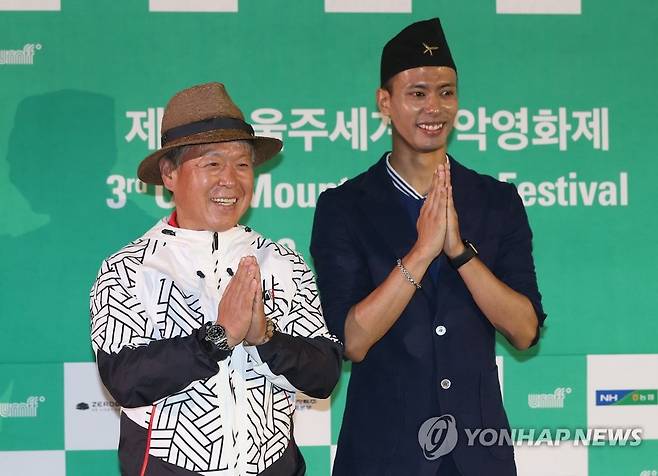 그린 카펫에서 인사하는 엄홍길·수잔 샤키야 (울산=연합뉴스) 김용태 기자 = 7일 오후 울산시 울주군 영남알프스 복합웰컴센터에서 열린 '제3회 울주세계산악영화제 그린 카펫 행사에 참석한 산악인 엄홍길 대장과 방송인 수잔 샤키야가 인사하고 있다. 2018.9.7 yongtae@yna.co.kr