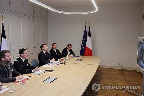 화상 정상회의에 참석 중인 마크롱 프랑스 대통령(가운데) [AFP=연합뉴스 자료사진. 재판매 및 DB 금지]