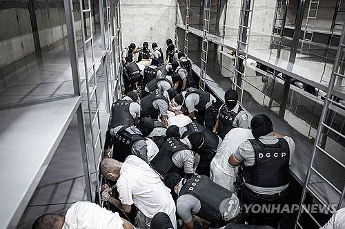 엘살바도르 감옥에 입소하는 베네수엘라 출신 입소자들 [AFP를 통해 배포된 엘살바도르 대통령실 제공 사진. DB 및 재판매 금지. 크레딧 표시 필수. MANDATORY CREDIT "AFP PHOTO / EL SALVADOR'S PRESIDENCY PRESS OFFICE" - NO MARKETING NO ADVERTISING CAMPAIGNS] 2025.3.17.