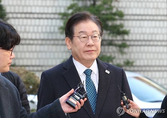 법정 향하는 이재명 대표 (서울=연합뉴스) 김인철 기자 = 더불어민주당 이재명 대표가 11일 서울 서초구 서울중앙지방법원에서 열린 대장동·백현동·위례신도시 개발 비리 및 성남FC 후원금 의혹 사건 1심 속행공판에 출석하기 위해 법정으로 향하고 있다. 2025.3.11 yatoya@yna.co.kr