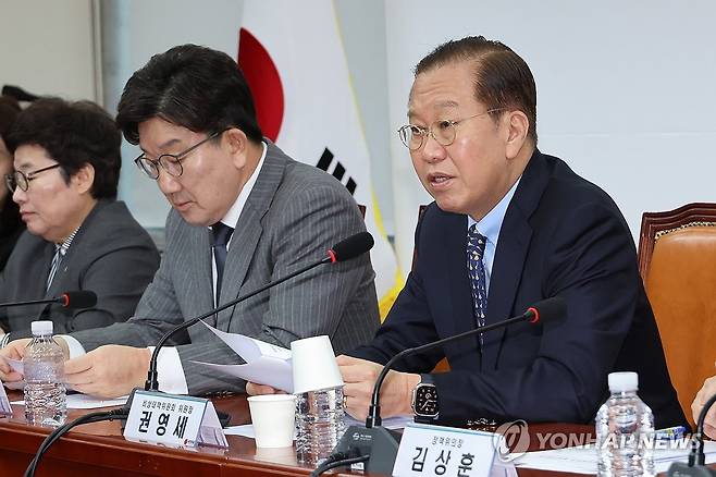 발언하는 권영세 비대위원장 (서울=연합뉴스) 김주성 기자 = 국민의힘 권영세 비상대책위원장이 17일 서울 여의도 국회에서 열린 비상대책위원회의에서 발언하고 있다. 2025.3.17 utzza@yna.co.kr