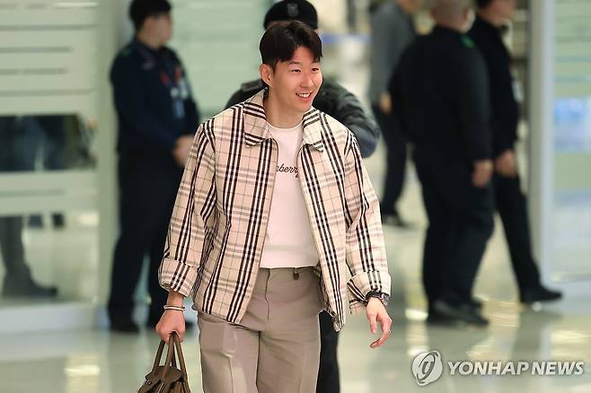 손흥민, 월드컵 예선 앞두고 귀국 (영종도=연합뉴스) 김성민 기자 = 2026 북중미 월드컵 3차 예선을 앞둔 대한민국 남자 축구 국가대표팀 손흥민이 17일 인천국제공항 제2터미널을 통해 귀국하고 있다. 2025.3.17 ksm7976@yna.co.kr