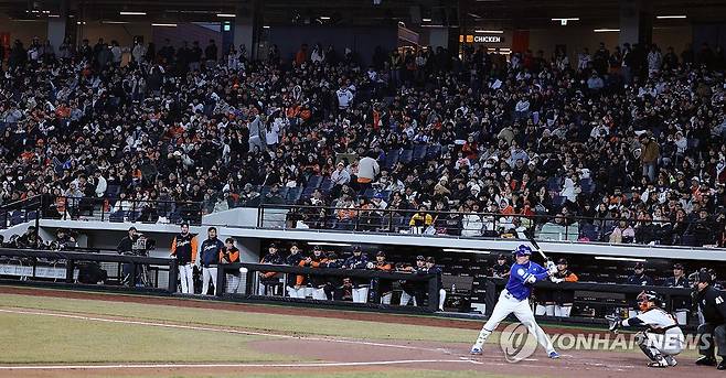 대전 신구장 첫 시범경기 관심 (대전=연합뉴스) 양영석 기자 = 17일 대전 한화생명 볼파크에서 열린 프로야구 한화와 삼성의 시범경기. 관중들이 신구장에서 열리는 첫 시범경기를 관람하고 있다. 2025.3.17 youngs@yna.co.kr