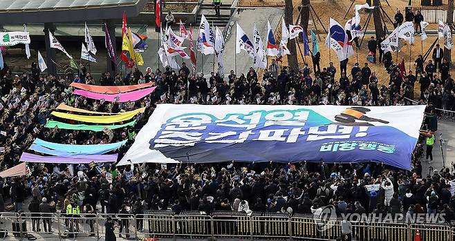 비상행동 시국선언 집회, 대통령 파면 촉구 현수막 (서울=연합뉴스) 류영석 기자 = 17일 서울 종로구 광화문광장에서 윤석열 즉각퇴진·사회대개혁비상행동 주최로 열린 윤석열 즉각 파면 촉구 각계 긴급시국선언 집회에서 현수막 퍼포먼스가 진행되고 있다. 2025.3.17 ondol@yna.co.kr