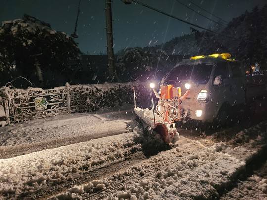 강원 동해안과 산지를 중심으로 많은 눈이 내린 17일 새벽 강릉시 소속 제설차량이 제설작업을 하고 있다. 사진=뉴스1(강릉시 제공)