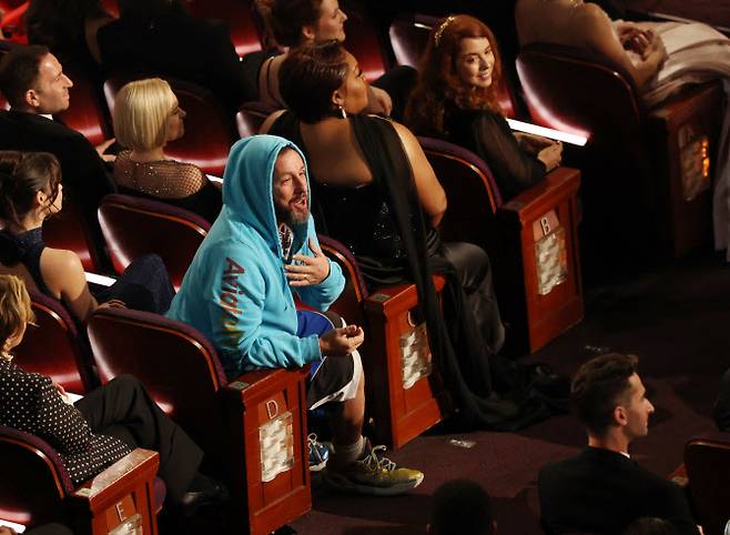 아담 샌들러가 2일(현지시간) 미국 캘리포니아주 로스앤젤레스 할리우드에서 열린 제97회 아카데미 시상식에서 후드티를 입고 발언을 이어가고 있다.(사진=로이터).