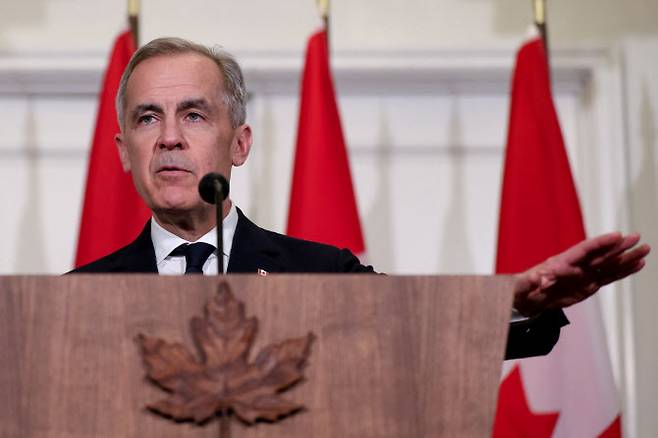 마크 카니 캐나다 총리가 17일(현지시간) 영국 런던의 캐나다 하우스에서 기자회견을 하고 있다. (사진=로이터)