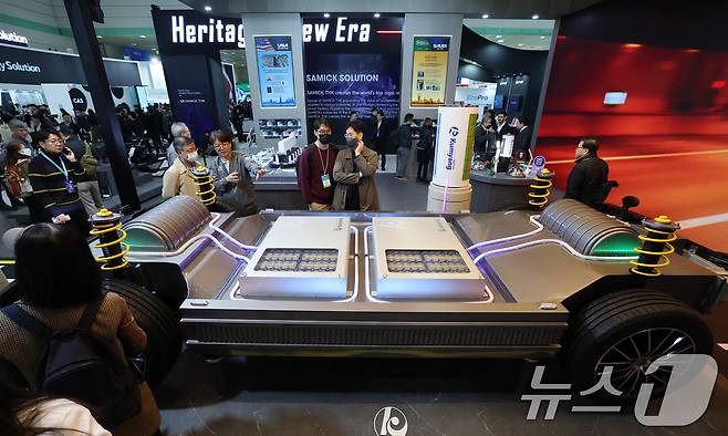 5일 서울 강남구 코엑스에서 개막한 '인터배터리 2025'를 찾은 관람객이 전기차 배터리 모형을 살펴보는 모습(자료사진) 2025.3.5/뉴스1 ⓒ News1 박세연 기자