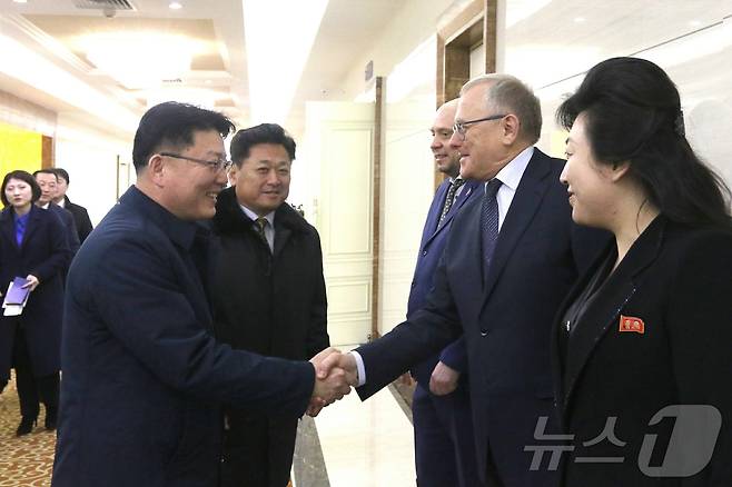 (평양 노동신문=뉴스1) = 북한 노동당 기관지 노동신문은 18일 "조러(북러) 정부간 무역경제 및 과학기술협조위원회 우리측 위원장인 대외경제상 윤정호 동지를 단장으로 하는 정부경제대표단이 러시아를 방문하기 위해 17일 평양을 출발했다＂고 보도했다. [국내에서만 사용가능. 재배포 금지. DB 금지. For Use Only in the Republic of Korea. Redistribution Prohibited] rodongphoto@news1.kr