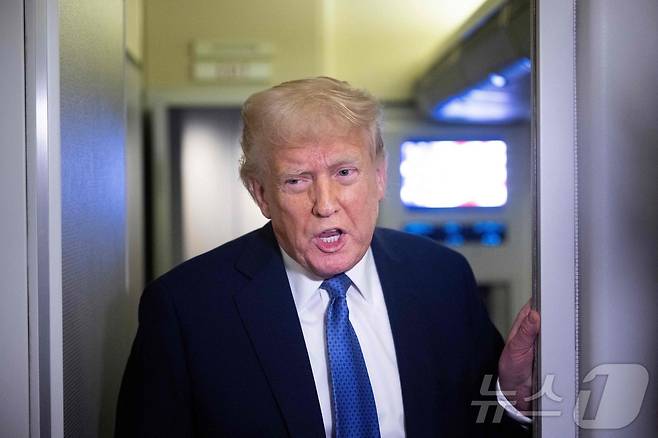 도널드 트럼프 미국 대통령이 16일(현지시간) 플로리다서 워싱턴으로 가는 전용기 내에서 취재진을 만나고 있다. 2025.03.18 ⓒ AFP=뉴스1 ⓒ News1 우동명 기자