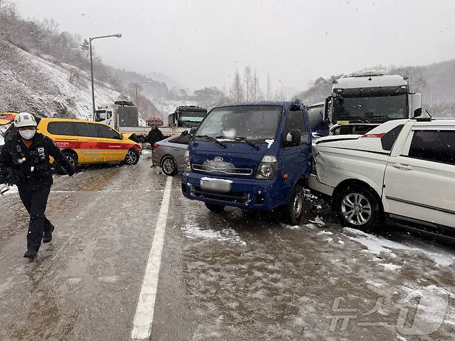 18일 오전 10시 40분쯤 남해고속도로 초암산 터널(보성) 방면에서 42중 추돌사고가 발생해 소방당국이 현장 안전 조치를 하고 있다.(전남소방본부 제공) 2025.3.18/뉴스1 ⓒ News1 김동수 기자