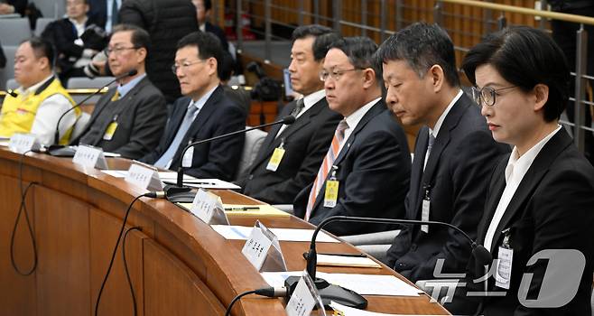 조주연 홈플러스 공동대표(오른쪽부터)와 김광일MBK 파트너스 부회장 겸 홈플러스 공동 대표 등 채택증인들이 18일 오전 서울 여의도 국회에서 열린 정무위원회 홈플러스 기업회생절차에 대한 현안 질의에서 의원들의 질의를 듣고 있다. (공동취재) 2025.3.18/뉴스1 ⓒ News1 이재명 기자