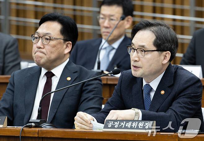 한기정 공정거래위원회 위원장이 18일 오전 서울 여의도 국회 정무위원회에서 열린 홈플러스·MBK 파트너스 및 삼부토건 관련 긴급 현안질의에서 의원 질의에 답변하고 있다. 2025.3.18/뉴스1 ⓒ News1 이재명 기자