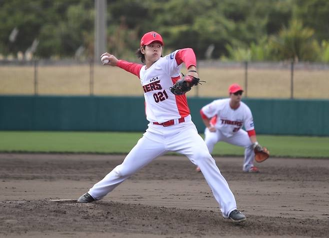 KIA 홍원빈이 2월27일 일본 오키나와 긴 구장에서 열린 2025 스프링캠프 연습경기 LG전에 등판해 역투하고 있다. 사진 | KIA 타이거즈