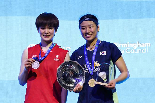Winner South Korea's An Se Young (R) celebrates with trophy during the podium ceremony after winning against China's  Wang Zhi Yi (L) at the end of the Women's Singles Final at the All England Open Badminton Championships at the Utilita Arena in Birmingham, central England, on March 16, 2025. (Photo by Darren Staples / AFP)<저작권자(c) 연합뉴스, 무단 전재-재배포, AI 학습 및 활용 금지>