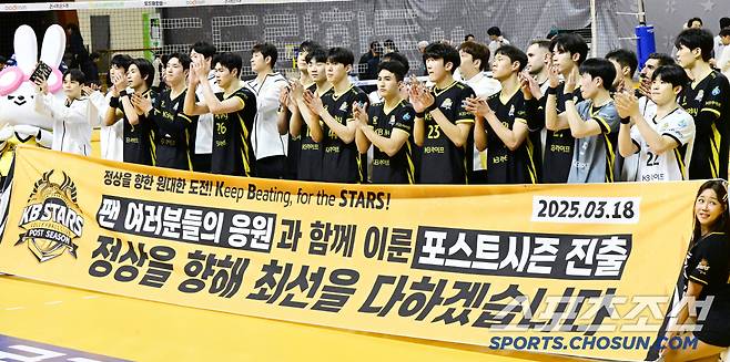 KB손해보험 선수들이 18일 대한항공전을 끝으로 정규시즌을 2위로 마친 뒤 팬들에게 감사의 인사를 하고 있다. 사진제공=KOVO