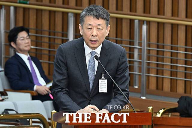 18일 오전 서울 여의도 국회에서 열린 정무위원회 '홈플러스·MBK 파트너스 및 삼부토건'에 대한 긴급 현안질의에 김광일 MBK 파트너스 부회장 겸 홈플러스 공동대표가 증인으로 출석해 강훈식 더불어민주당 의원의 질의에 답변하고 있다. /국회사진취재단