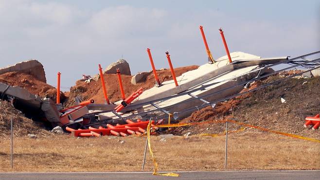 사고가 난지 두 달여가 됐던 시점에도 현장은 아픔을 그대로 품고 있었다. 사고 항공기가 부딪혔던 콘크리트 둔덕