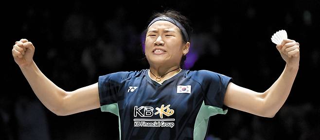 절뚝이며 우승 뒤 "내가 여왕이로소이다" - 안세영이 17일 영국 버밍엄에서 열린 세계배드민턴연맹(BWF) 월드투어 수퍼 1000 전영오픈 여자 단식 결승전에서 왕즈이(중국)를 2대1로 꺾은 직후 포효하고 있다. 안세영은 압도적인 체력으로 막판 왕즈이의 범실을 3번 연속 유도해내면서 대회 정상에 올랐다. /AP 연합뉴스