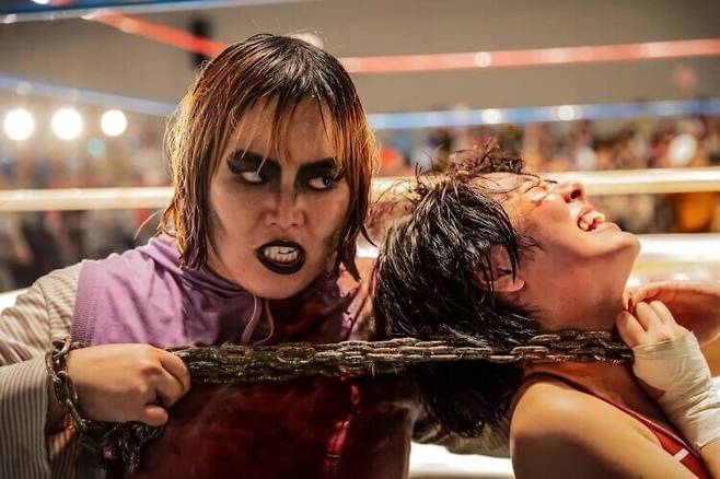 지난해 8월 넷플릭스에 공개된 일본 드라마 ‘극악여왕’의 한 장면. 1980년대 여자 프로레슬링팀 극악동맹 리더 ‘덤프 마츠모토(왼쪽)’의 실화를 기반으로 했다./넷플릭스