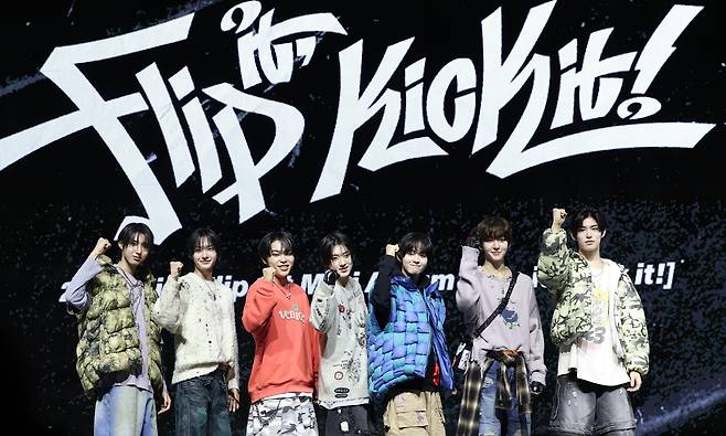 그룹 킥플립(KickFlip)이 올해 1월 20일 오후 서울 광진구 광장동 예스24 라이브홀에서 가진 첫 번째 미니앨범 'Flip it, Kick it!' 발매 기념 쇼케이스에서 포즈를 취하고 있다. /뉴스1