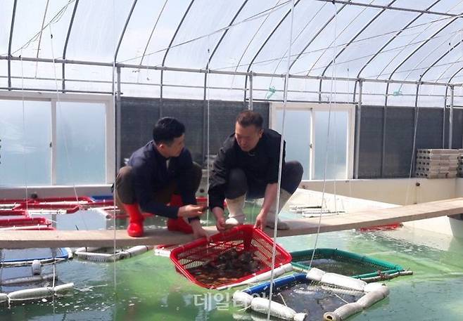 한국어촌어항공단 귀어귀촌종합센터 어촌정착상담사가 귀어인에게 양식 관련 기술을 전수하고 있다. ⓒ한국어촌어항공단