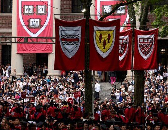 지난해 5월 미국 메사추세츠주 케임브리지 하버드대에서 열린 졸업식에서 졸업생과 가족들이 졸업식 행사를 위해 모여 있다. ⓒ EPA/연합뉴스