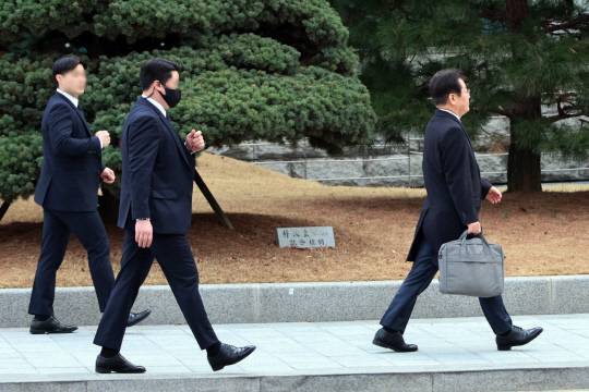 최근 신변 위협 우려가 제기된 이재명 더불어민주당 대표가 지난 3월17일 경호원들의 보호를 받으며 서울 여의도 국회 경내를 걷고 있다. 경찰은 이 대표에 대한 살해 협박 등 위협이 계속된다고 보고 첩보 수집 활동을 강화하는 한편 신변보호 방안을 당과 협의 중이다.<연합뉴스 사진>