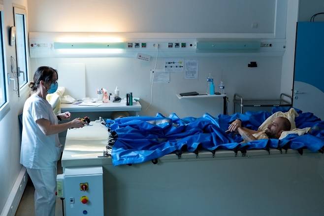 무중력 상태가 인체에 미치는 영향을 실험하기 위해 머리와 팔을 빼고 물 속에서 열흘 간 생활한 참가자. 사진=유럽우주국(ESA)