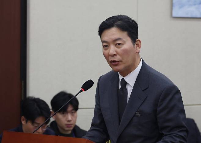 [서울=뉴시스] 고승민 기자 = 김성훈 대통령경호처 차장이 22일 서울 여의도 국회에서 열린 제421회 국회(임시회) 윤석열 정부의 비상계엄 선포를 통한 내란 혐의 진상규명 국정조사특별위원회 제5차 전체회의 1차 청문회에서 윤건영 더불어민주당 의원 질의에 답하고 있다. 2025.01.22. kkssmm99@newsis.com /사진=뉴시스