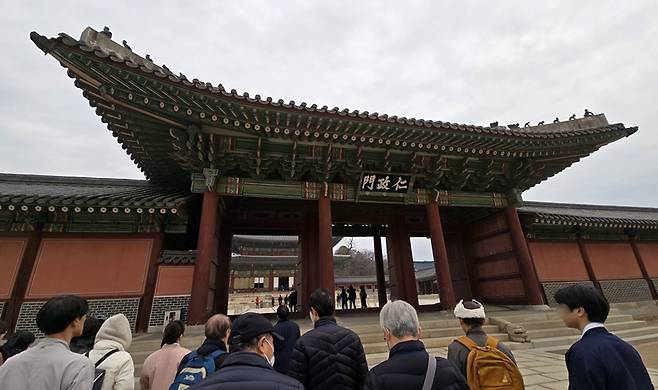 인정문 앞에서 멈춰 해설가의&nbsp;설명을 들었다.