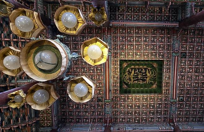 천장에 걸린 전등과 봉황.