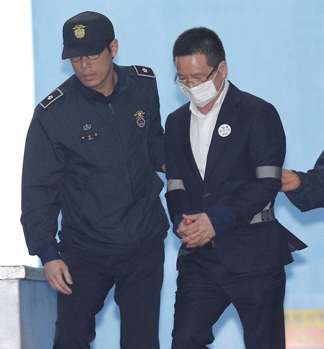 2019년 4월19일 ‘김학의 사건’에 연루된 윤중천씨가 서울중앙지법에서 영장실질심사를 마친 뒤 호송차로 향하고 있다. 한겨레 자료사진