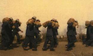 1980년 10월 대전교도소의 미결 재소자들이 가마니 들고 구보하기를 하며 순화교육을 받는 모습. ‘임시정부 수립 100주년 기념 대전교도소사’에 실린 사진이다. 진실화해위 제공