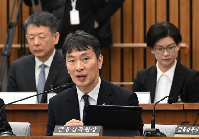 18일 국회에서 열린 정무위 전체회의 홈플러스·MBK 파트너스 및 삼부토건 관련 긴급 현안질의에서 이복현 금융감독원장이 의원들의 질의에 답하고 있다. 고영권 기자