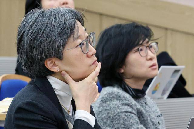 강희경(왼쪽) 서울대 의대 교수와 하은진 교수가 18일 서울 종로구 서울대 의과대학 융합관에서 열린 의료체계 개선 심포지엄에 참석해 발제를 듣고 있다. 강 교수, 하 교수와 오주환·한세원 교수는 전날 '복귀하는 동료는 더 이상 동료가 아니라고 주장하는 분들께'라는 성명을 발표하고, 의대생 복귀를 가로막는 의대생과 전공의를 작심 비판했다. 연합뉴스