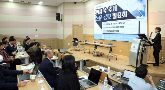 강희경 전 서울대 의대·서울대병원 교수 비상대책위원장이 10일 서울 종로구 서울대 의과대학 융합관에서 열린 의사 수 추계 논문 공모 발표회에서 인사말을 하고 있다. 뉴스1