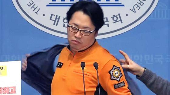 김성현 전국공무원노동조합 소방본부 서울소방지부 구급국장이 17일 서울 영등포구 국회의원회관에서 기자회견을 하던 중 노조 조끼를 벗고 있다. MBC 뉴스 화면 캡처