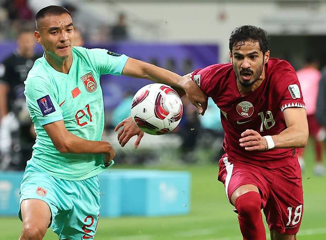 <yonhap photo-0679=""> 볼 경합 벌이는 류빈빈과 술탄 (도하=연합뉴스) 김도훈 기자 = 22일(현지시간) 카타르 도하 칼리파 인터내셔널 스타디움에서 열린 2023 아시아축구연맹(AFC) 아시안컵 조별리그 A조 카타르와 중국의 경기. 중국 류빈빈과 술탄 알 브레이크가 볼경합을 벌이고 있다. 2024.1.23 superdoo82@yna.co.kr/2024-01-23 03:36:18/ <저작권자 ⓒ 1980-2024 ㈜연합뉴스. 무단 전재 재배포 금지, AI 학습 및 활용 금지></yonhap>