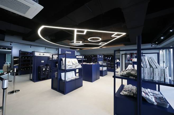 사직구장 안에 위치한 ‘자이언츠샵(GIANTS SHOP)’ 내부 모습