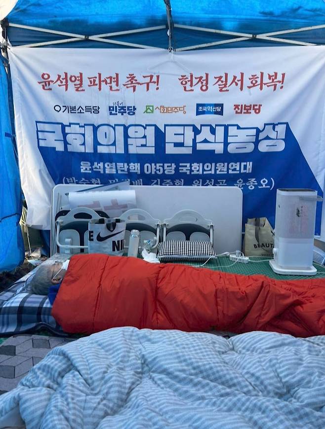 단식 중 병원 이송되는 민형배 의원 [사진: 박수현 의원 페이스북]