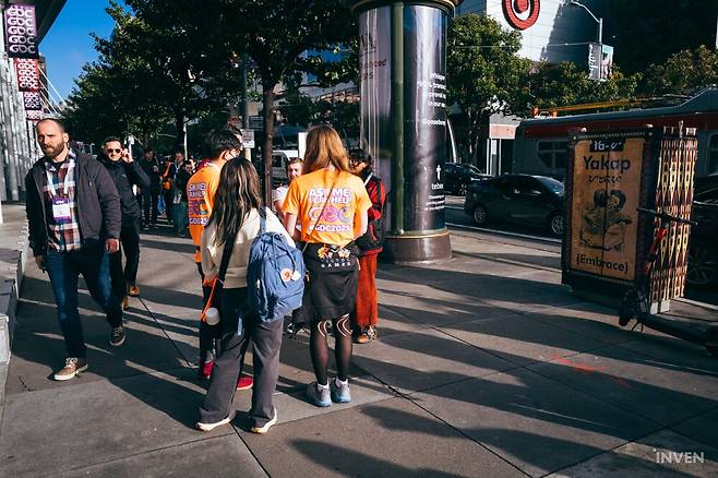 ▲ 친절한 도우미들이 반겨주니, 길 잃을 걱정은 하지 않아도 됩니다